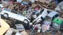 Beberapa ruas jalan lumpuh tertutup tumpukan mobil yang terseret arus. (Jose Jordan/AFP)