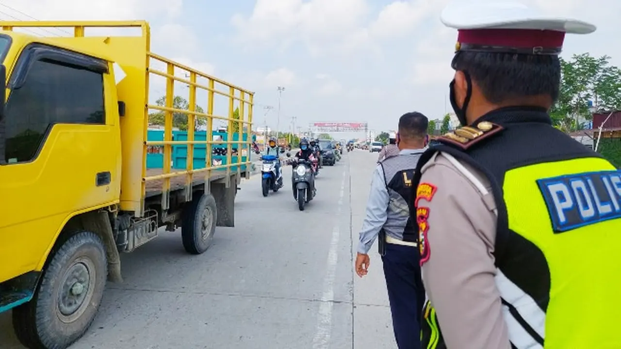 Personel Polresta Pekanbaru menjaga perbatasan karena penerapan PPKM level 4.