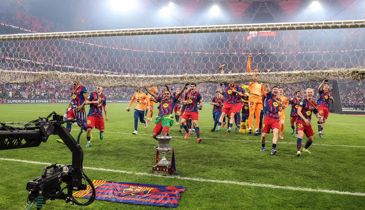 Para pemain Barcelona merayakan gelar juara Piala Super Spanyol 2026 setelah mengalahkan Real Madrid dengan skor 3-2 dalam laga final yang berlangsung di King Abdullah Stadium, Jeddah, Arab Saudi, Minggu (11/01/2026) waktu setempat. (AFP/Fadel Senna)