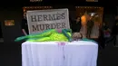 Aksi Rochelle Relf saat melakukan aksi protes protes didepan toko Hermes, Sydney, Australia, Selasa (11/8/2015). Hermes adalah produk Fashion yang menggunakan kulit Binatang sebagai bahan dasar produknya. (REUTERS/David Gray)