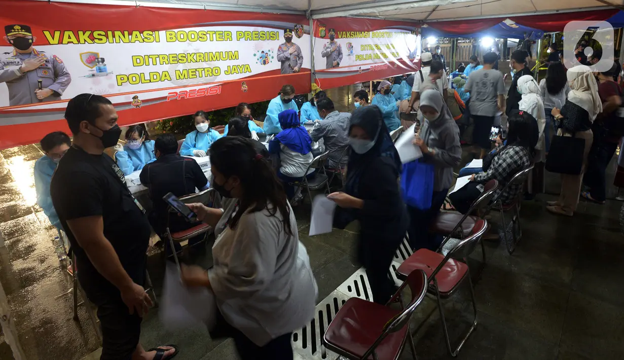Warga mengikuti vaksinasi booster di halaman Masjid Istiqlal, Jakarta, Selasa (5/4/2022). Pemerintah memberlakukan vaksinasi booster sebagai syarat mudik Lebaran tahun ini. (merdeka.com/Imam Buhori)