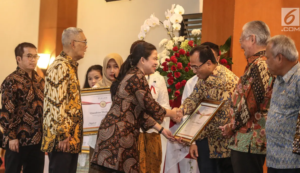 Menko PMK, Puan Maharani memberikan penghargaan Prestasi Penyelenggaraan Lebaran 2017 kepada Menhub Budi Karya di Jakarta, Selasa (1/8). UKP-PIP memberi penghargaan kepada 15 instansi pemerintah. (Liputan6.com/Faizal Fanani)