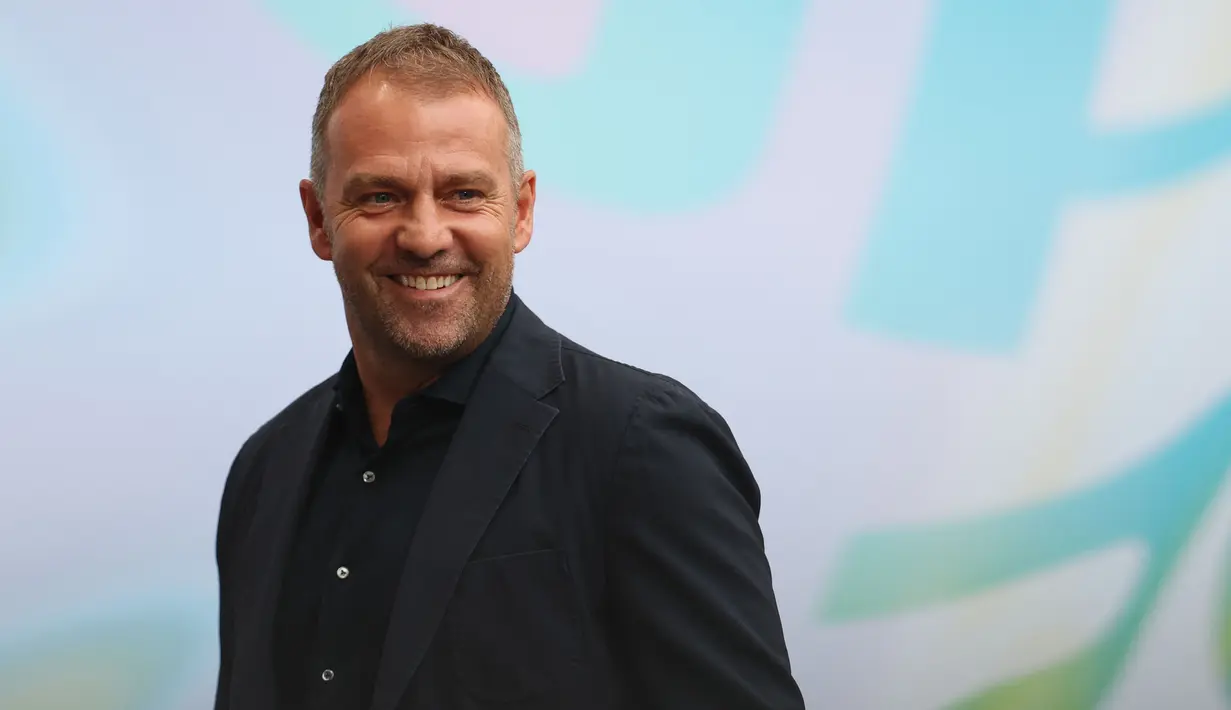 Pelatih dengan gaji tertinggi di Piala Dunia 2022 Qatar adalah Hansi Flick. Ia tercatat mendapatkan upah sebesar 5,5 juta pound bersama Timnas Jerman. Pria 57 tahun itu tentu akan mengemban beban berat untuk mengembalikan kejayaan Die Mannschaft. (AFP/Ronny Hartmann)