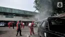Pedagang menyaksikan petugas pemadam kebakaran Jakarta Pusat menyemprotkan disinfektan di Pasar Rawasari, Jakarta, Kamis (11/6/2020). Pihak pengelola menutup Pasar Rawasari selama tiga hari ke depan guna mensterilisasi serta memutus penyebaran Covid-19. (merdeka.com/Iqbal S. Nugroho)