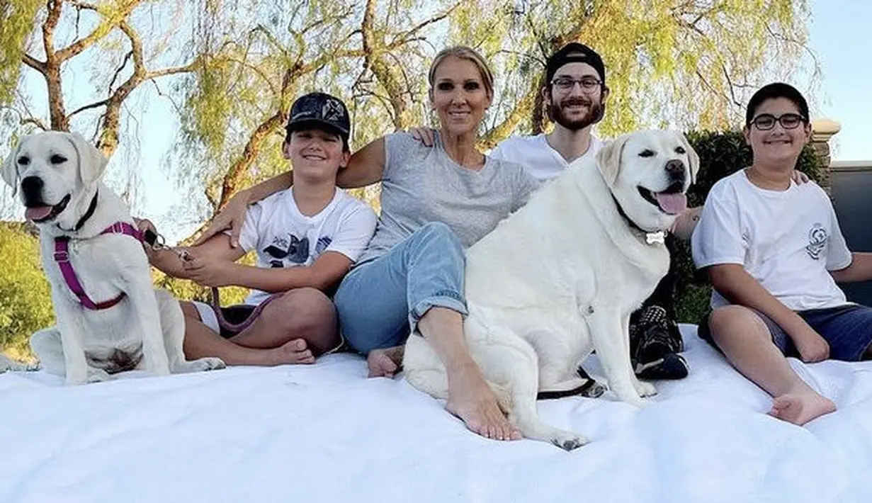 Bersama anak-anaknya, Caline tampil santai dengan tshirt putih dan celana denimnya. @celinedion