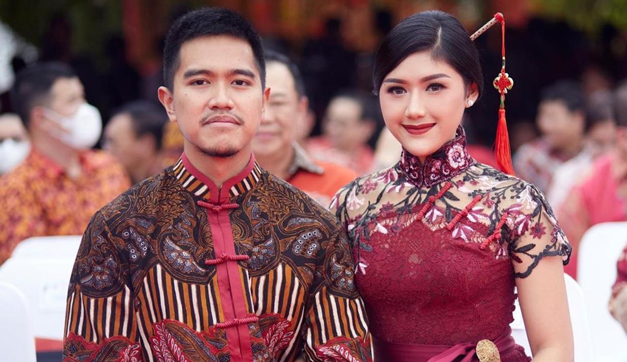 Kaesang Pangarep dan Erina Gudono kompak memakai busana merah batik dan kebaya dengan aksen budaya Cina. Penampilan keduanya ini pun mencuri perhatian banyak netizen. (Liputan6.com/IG/@erinagudono)
