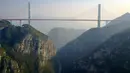 Gambar yang diambil pada 28 Desember 2016 menunjukkan jembatan Beipanjiang di dekat Bijie, Provinsi Guizhou, China. Jembatan baru yang berada di wilayah barat daya China itu diklaim sebagai jembatan tertinggi di dunia. (STR / AFP)