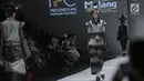 Model membawakan busana rancangan Agus Sunandar pada ajang Jakarta Fashion Week 2018 di Senayan City, Jakarta, Selasa (24/10). Busana yang berjudul Prhau itu menampilkan semangat juang nelayan Pantai Selatan Kabupaten Malang (Liputan6.com/Faizal fanani)