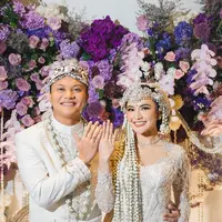 Rizky Febian dan Mahalini saat Akad Nikah kenakan adat Sunda. [Bridestory/@axioo]