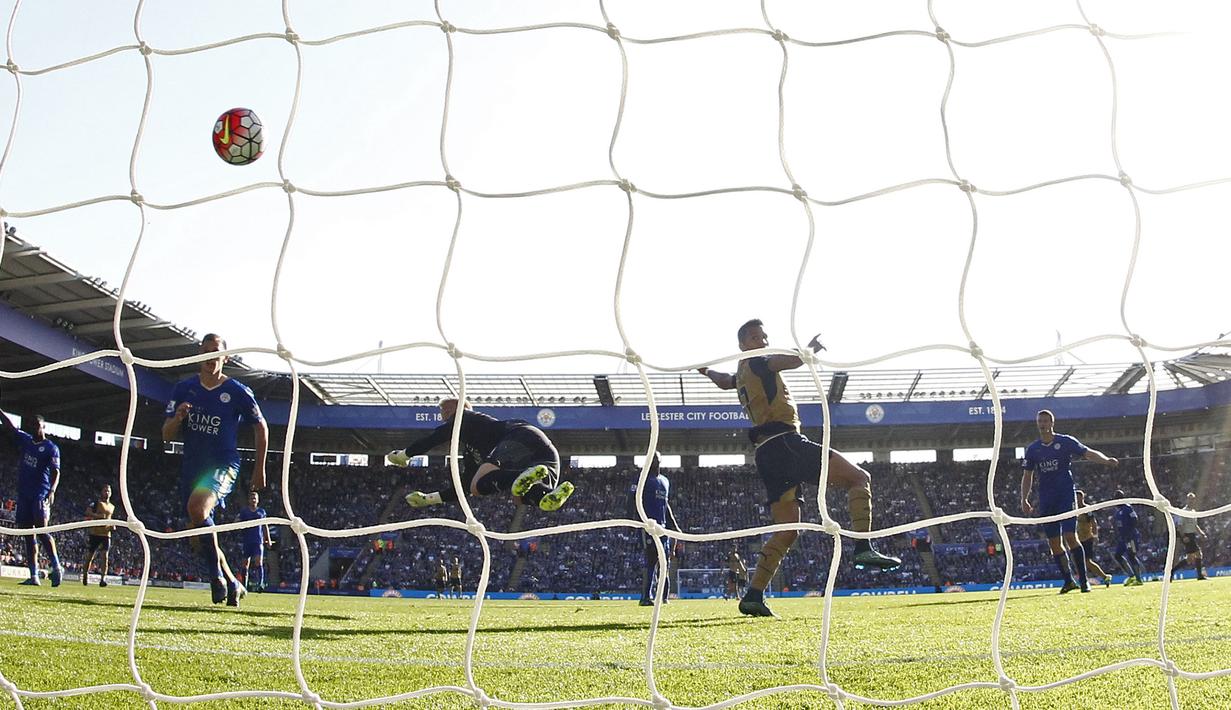 Proses terjadinya gol yang dicetak penyerang Arsenal, Alexis Sanchez ke gawang Leicester pada laga Liga Inggris di Stadion King Power, Inggris, Sabtu (26/9/2015). (Action Images via Reuters/Craig Brough)