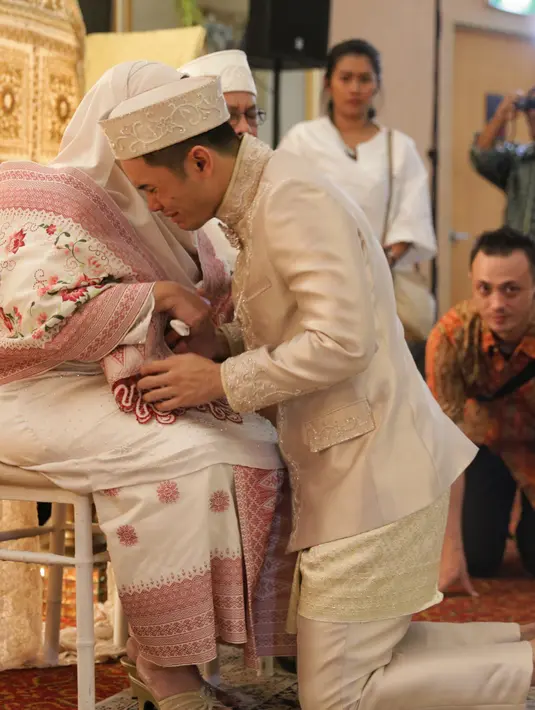 Terlihat Ben tak kuat menahan rasa haru saat melakukan sungkem pada orangtua. Ia sempat menteskan air matanya. (Adrian Putra/Bintang.com)
