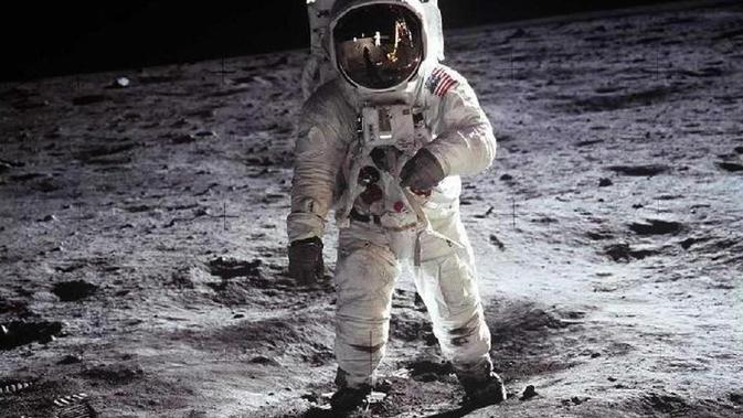  Buzz Aldrin di Bulan (NASA)