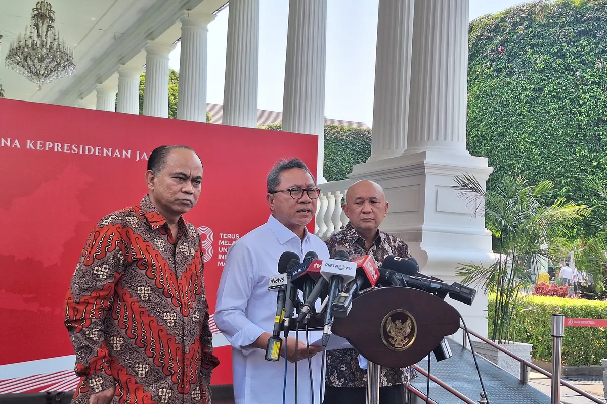 Menteri Perdagangan (Mendag) Zulkifli Hasan usai rapat bersama Presiden Joko Widodo atau Jokowi di Kompleks Istana Kepresidenan Jakarta, Senin (25/9/2023).