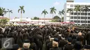 Pegawai Kejaksaan Agung saat melakukan upacara  Peringatan Hari Bhakti Adhyaksa ke-55 di Kejaksaan Agung, Jakarta, Rabu (22/7/2015). Tema hari Bhakti Adhyaksa ke-55 'Tingkatkan Kinerja, Bela Anak Bangsa.' (Liputan6.com/Faizal Fanani) 