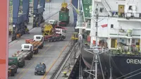 Sejumlah truk masuk ke dalam kapal di Pelabuhan Tanjung Priok, Jakarta, Jumat (4/12/2020). Deputi Bidang Perekonomian Setkab Satya Bhakti Parikesit menyampaikan upaya pemulihan ekonomi di tengah pandemi pemerintah telah mengeluarkan stimulus di sektor perdagangan. (merdeka.com/Imam Buhori)