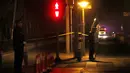 Polisi berjaga di persimpangan dekat Wisma Negara Diaoyutai, Beijing, China, Senin (26/3). Media Jepang menyebut kereta khusus dari Korea Utara yang tiba di Beijing membawa pejabat senior. (AP Photo/Ng Han Guan)