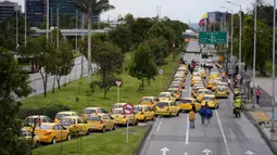 Persatuan pengemudi taksi Bogota, Medellin, Cali, Cucuta, Ibague dan kota-kota utama lainnya di Kolombia menggelar aksi protes. (AP Photo/Fernando Vergara)