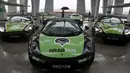 Sejumlah armada GrabTaxi yang terdiri dari tujuh mobil mewah disiapkan untuk pemotretan sebelum beroperasi di Singapura, Selasa (15/9). Mobil-mobil mewah itu akan melayani penumpang secara gratis selama musim balapan F1. (REUTERS/Edgar Su)