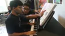 Instruktur mengajarkan seorang anak berkebutuhan khusus berlatih piano di Daya Pelita Kasih Center, Pejaten, Jakarta, Kamis (24/5). Di balik keterbatasannya, anak-anak autis memiliki bakat seni salah satunya bermain piano. (Liputan6.com/Arya Manggala)