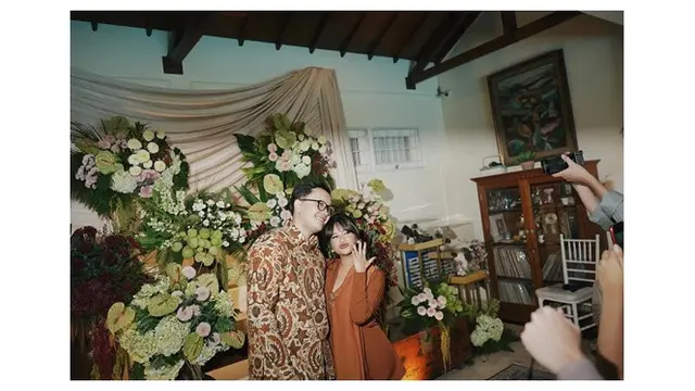 6 Potret Detail Kebaya Kutu Baru Adira Kania Anak Ikke Nurjanah di Momen Lamaran