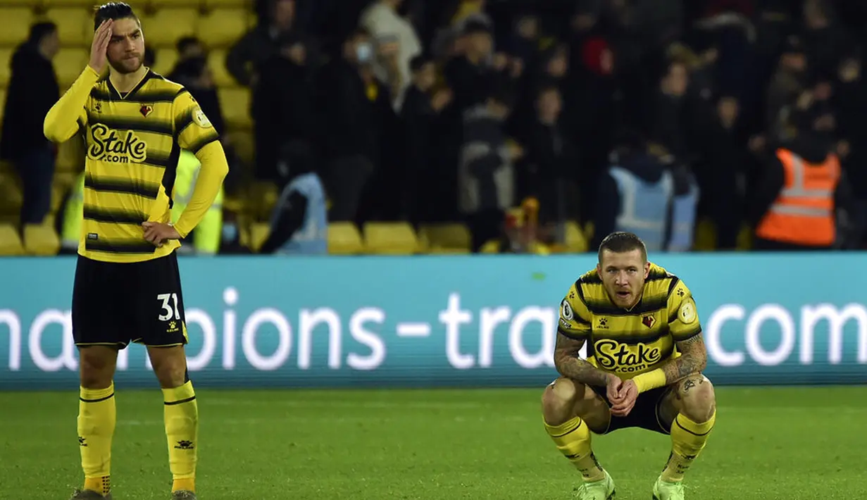 Reaksi pemain Watford Francisco Sierralta (kiri) dan Juraj Kucka usai melawan Tottenham Hotspur pada pertandingan sepak bola Liga Inggris di Vicarage Road, Watford, Inggris, 1 Januari 2022. Tottenham Hotspur menang 1-0. (AP Photo/Rui Vieira)
