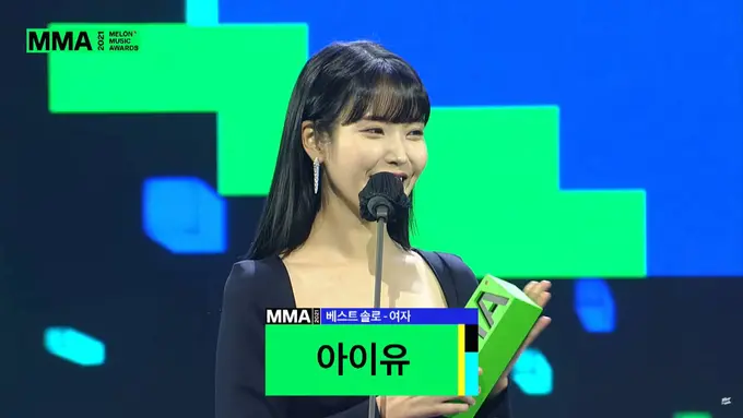 PIdato IU saat mendapatkan kemenangan di Melon Music Awards 2021