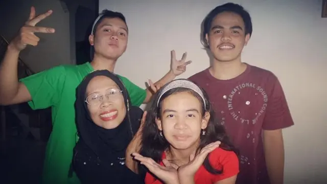 5 Potret Kenangan Omas Bareng Anak-anaknya, Single Parent Panutan