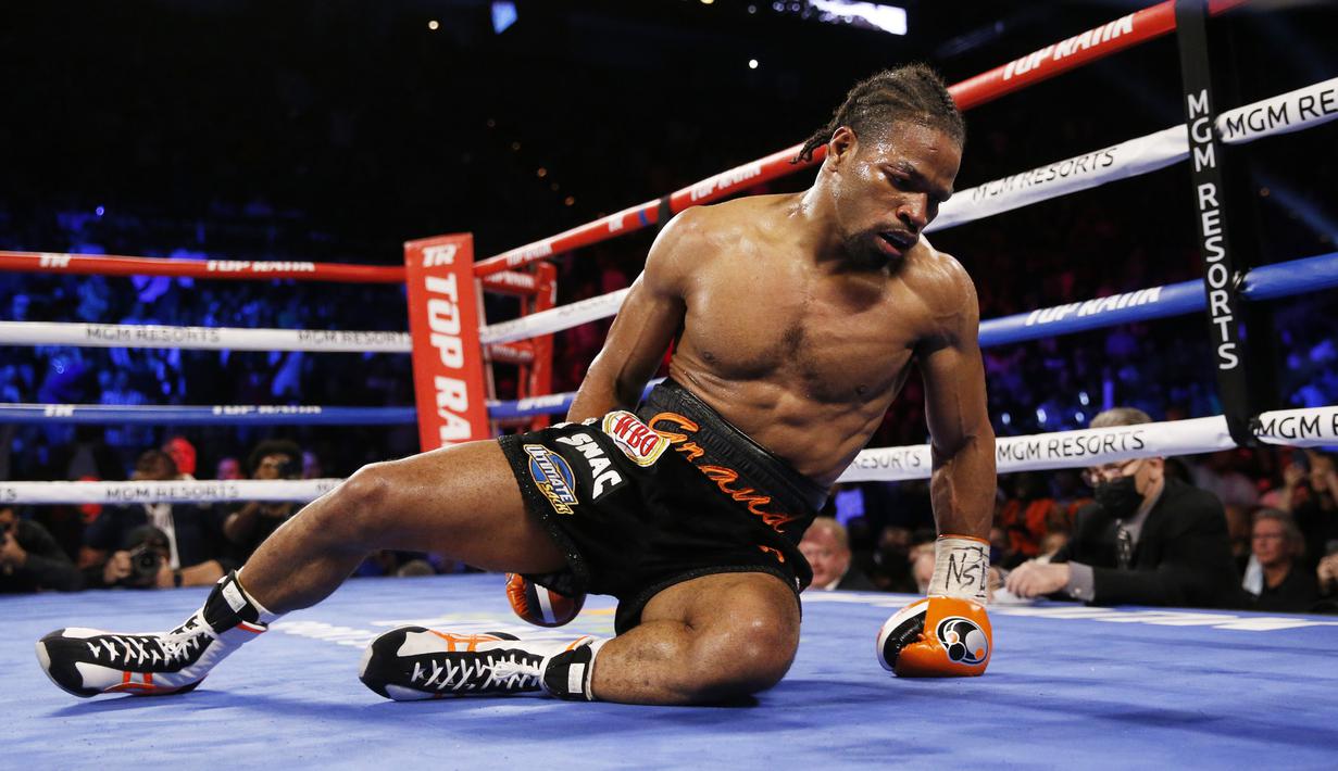 Shawn Porter berbaring di atas matras setelah dia dijatuhkan oleh Terence Crawford pada pertandingan tinju perebutan gelar juara dunia kelas welter WBO di Las Vegas, Amerika Serikat, 20 November 2021. Terence Crawford menang TKO pada ronde 10. (AP Photo/Chase Stevens)
