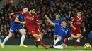 Gelandang Liverpool, Mohamed Salah, mencetak gol ke gawang Chelsea pada laga Premier League di Stadion Anfield, Sabtu (25/11/2017). Kedua tim bermain imbang 1-1. (AFP/Paul Ellis)