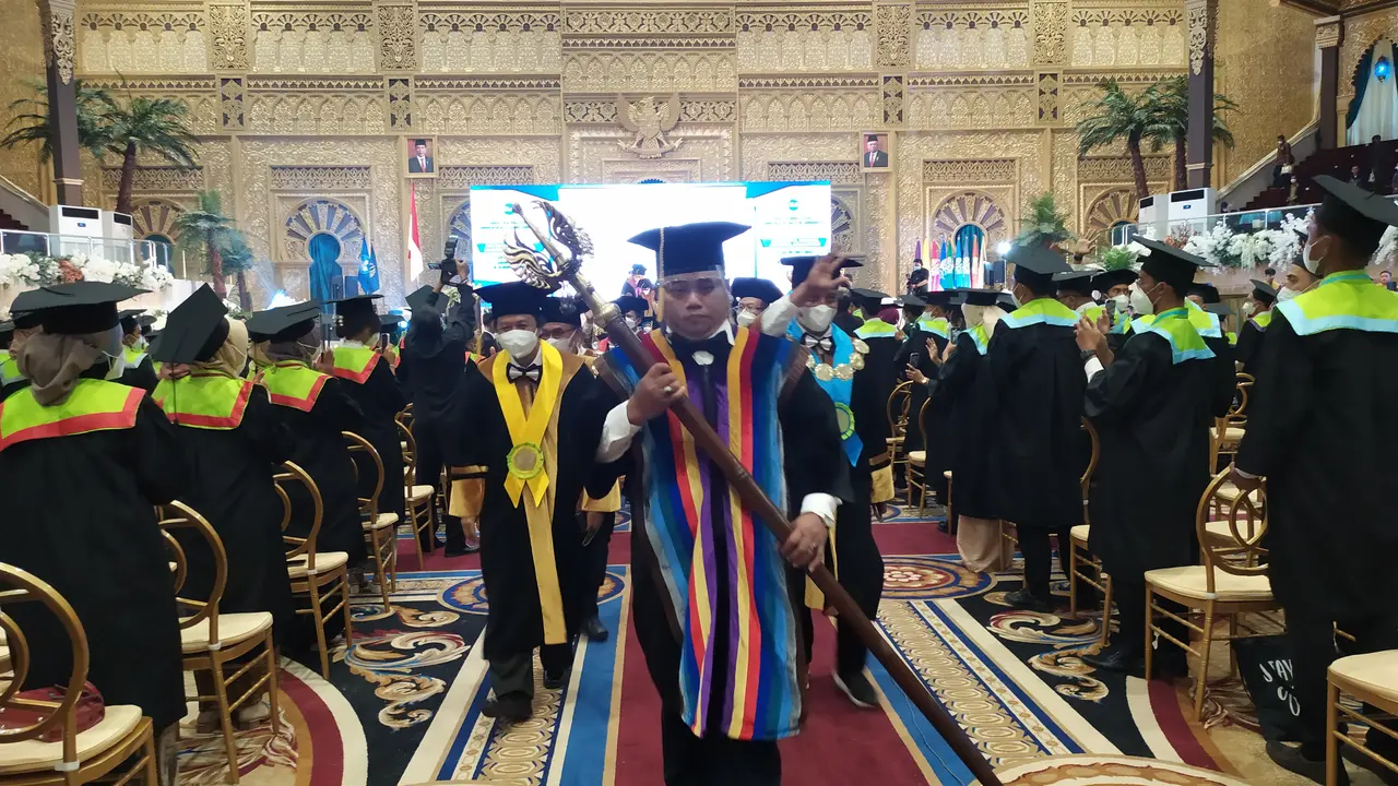 Unesa menggelar wisuda ke 103 secara offline. (Dian Kurniawan/Liputan6.com).