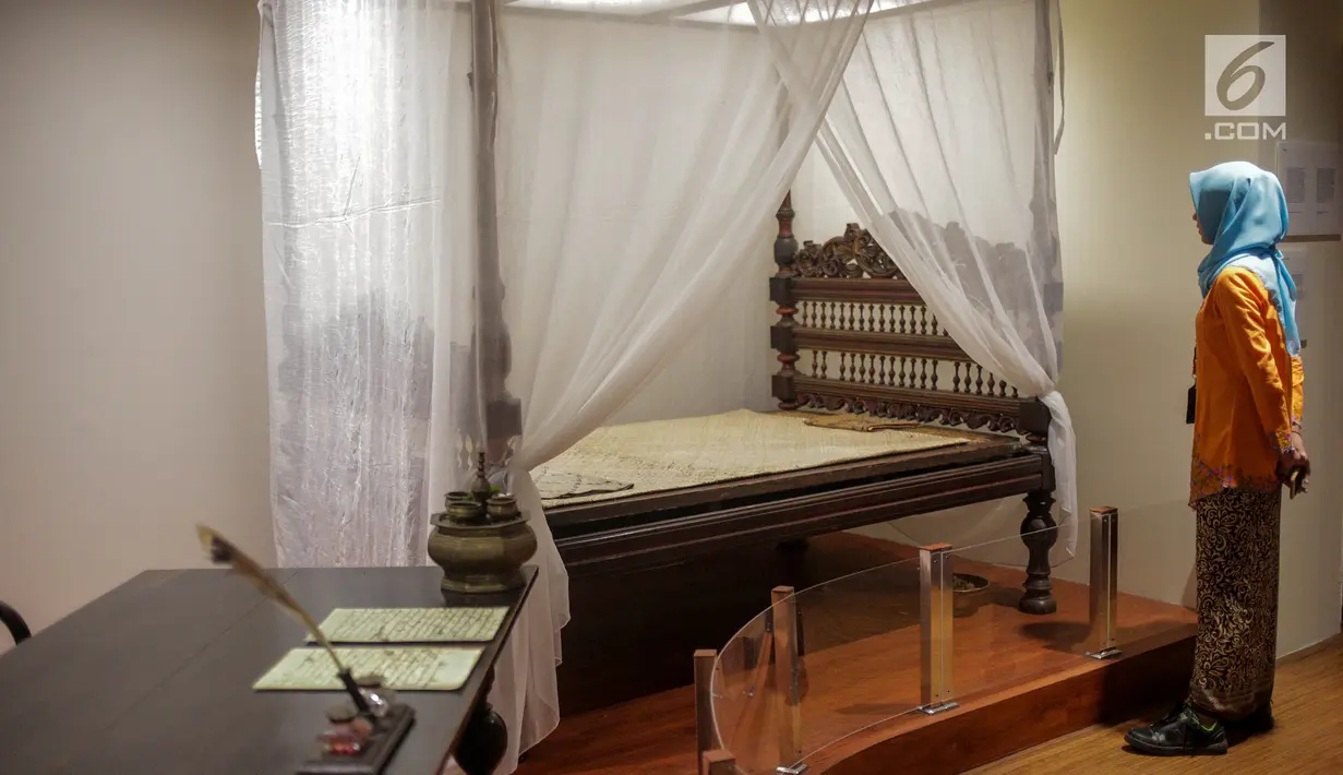 Pengunjung melihat tempat tidur Pangeran Diponegoro di Kamar Diponegoro, Museum Sejarah, Jakarta, Senin (1/4). Kamar Diponegoro terletak di lantai 2 tepatnya di atas penjara wanita salah satu bangunan Museum Sejarah, Jakarta. (Liputan6.com/Faizal Fanani)