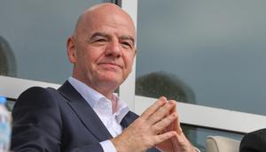 Momen itu juga disaksikan Presiden FIFA Gianni Infantino yang turut hadir di pertandingan Iran vs Kosta Rika. (AP Photo/Riza Ozel)