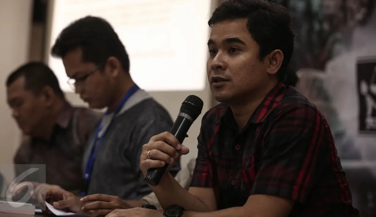 Sekjen AJI Indonesia Arfi Bambani merilis keterangan pers terkait pelanggaran terhadap hak warga negara berserikat dan berkumpul di Jakarta, (12/5). Kasus tersebut terjadi sejak Januari 2015 hingga Mei 2016. (Liputan6.com/Faizal Fanani)