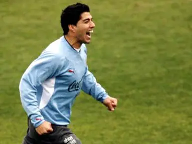 Raut striker Timnas Uruguay Luis Suarez pada saat menjalani sesi latihan i Buenos Aires pada 14 Juli 2011 dalam rangka persiapan Copa America. AFP PHOTO/Maxi FAILLA