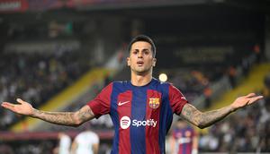 Joao Cancelo sudah mencetak gol untuk Barcelona saat menghadapi Real Betis dalam ajang La Liga 2023/2024 di Estadi Olimpic Lluis Companys, Minggu (17/9/2023) dini hari WIB. (AFP/Josep Lago)