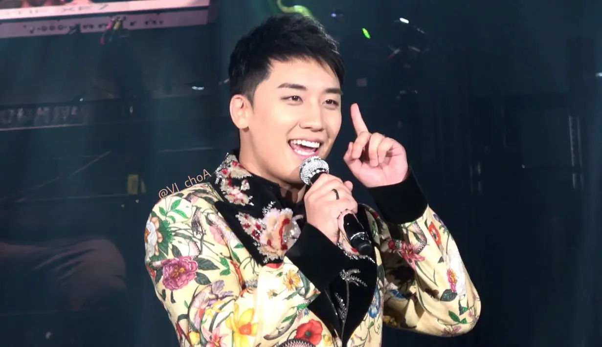 Seungri juga hadir di studio untuk menonton dokumentasinya bersama para MC I Live Alone. Saat itu, Seungri ditanya soal mata pandanya yang semakin buruk. (Foto: bigbangupdates.com)