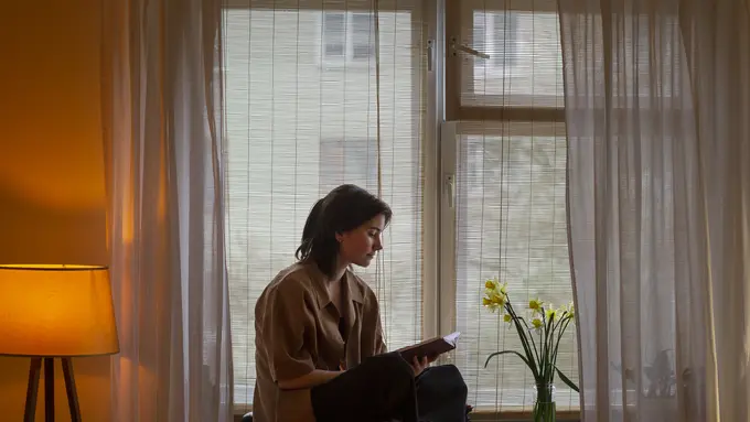 Ketika seseorang merasa bahwa dirinya hanya bagian dari pasangan, rasa kesepian bisa saja muncul karena mereka kehilangan identitas diri.