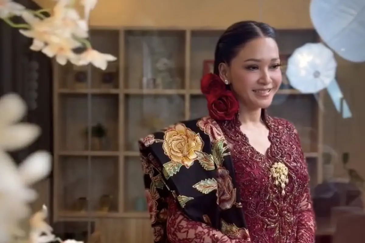 Potret Detail Kebaya Merah Maia Estianty Saat Hari Kartini