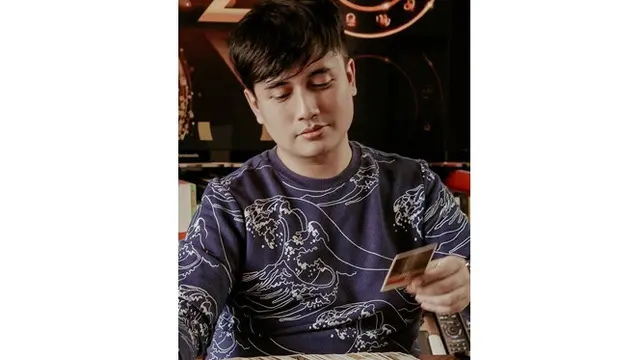 Jarang Muncul di Layar Kaca, Ini 6 Potret Terbaru Denny Darko Makin Menawan