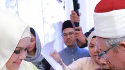 Penyanyi Siti Nurhaliza saat menggelar acara akikah anak pertama mereka, Siti Aafiyah. Sebelumnya saat mengunggah foto putrinya, Siti sempat mengatakan telah memberikan nama Fatimah Az-Zahra selama seminggu ini. (instagram.com/ctdk)