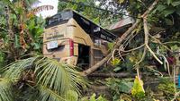 Bus hantam rumah di Polewali Mandar