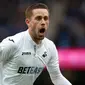 Gelandang Swansea, Gylfi Sigurdsson, merayakan gol yang dicetaknya ke gawang Manchester City pada laga Premier League di Stadion Ettihad, Manchester, Minggu (5/2/2017). (EPA/Nigel Roddis)