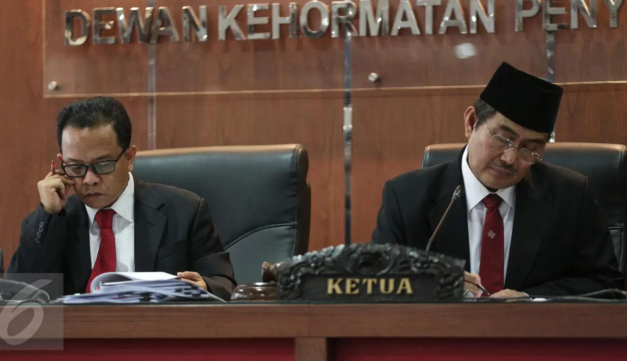 Ketua DKPP Jimly Asshidiqie (kanan) memimpin sidang agenda pembacaan sembilan putusan di Jakarta, Jumat (7/4). Salah satunya, putusan sidang kode etik Ketua KPU DKI, Sumarno, dan Ketua Bawaslu DKI, Mimah Susanti. (Liputan6.com/Faizal Fanani)