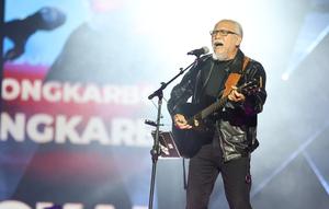 Penyanyi legendaris Iwan Fals ikut memeriahkan Konser Raya 31 Indosiar Luar Biasa hari kedua, Minggu (11/1), di Studio 6 Emtek City, Daan Mogot, Jakarta Barat. (KapanLagi.com/Budy Santoso)