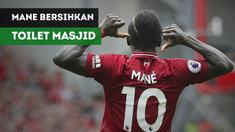Sadio Mane tertangkap kamera sedang membersihkan toilet di salah satu masjid di kota Liverpool, Inggris.