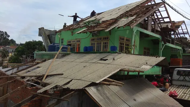 848 Bangunan Rusak Disapu Puting Beliung, Warga Bogor Bersih-bersih