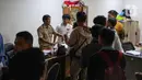 Dengan melampirkan sejumlah berkas, mereka berharap bisa diterima menjadi petugas PPSU. (Liputan6.com/Angga Yuniar)