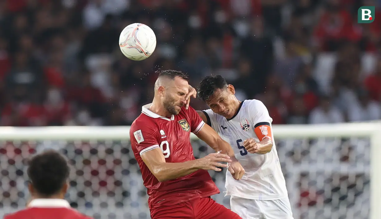 Salah satu duel di pertandingan Timnas Indonesia versus Kamboja di ajang Piala AFF 2022 hari Jumat (23/12/2022). Tampak Ilija Spasojevic terlibat duel udara. (Bagaskara Lazuardi/Bola.com)