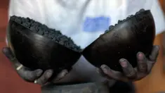 Seorang pekerja mengisi bubuk mesiu untuk membuat petasan di Tultepec, Meskiko (22/12). Petasan adalah peledak berupa bubuk yang dikemas dalam beberapa lapis kertas, biasanya bersumbu. (AFP/Pedro Pardo)