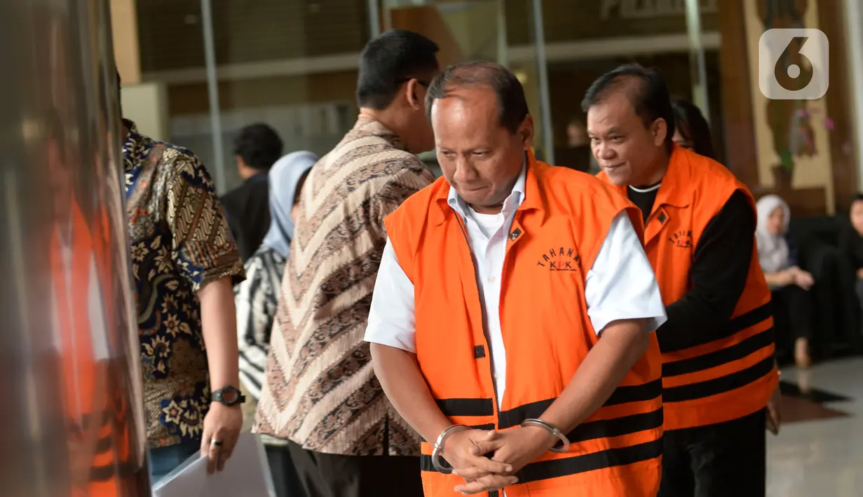 Penyuap Bupati Sidoarjo Saiful Ilah, Totok Sumedi (depan) dan Dirut PT Rudi Jaya, Ibnu Ghopur usai menandatangani berkas P21 di Gedung KPK, Jakarta, Kamis (5/3/2020). Keduanya akan segera disidangkan terkait suap proyek infrastruktur di Dinas PUPR Kabupaten Sidoarjo. (merdeka.com/DwiNarwoko)